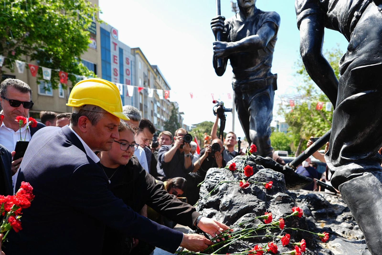 Manisa Soma'da 301 madenci karanfillerle anıldı
