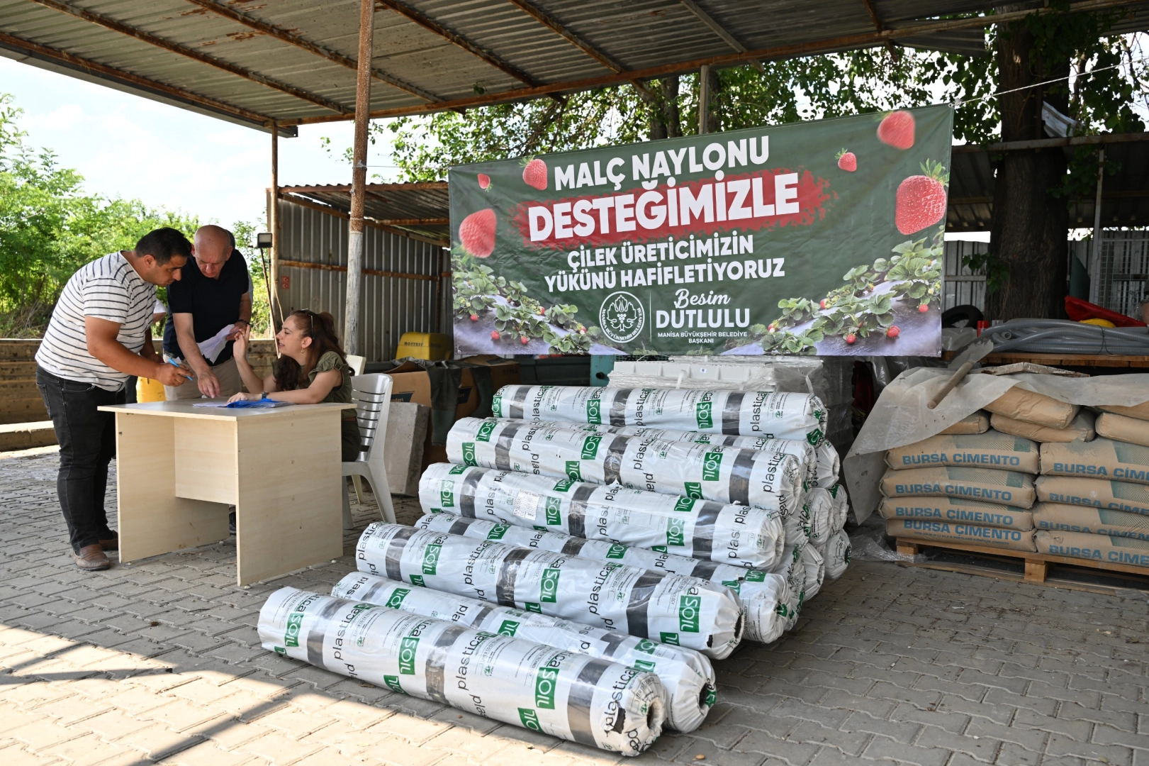 Manisa Büyükşehir'den Salihli ve Köprübaşı'nda Çilek Üreticisine %75 Hibe Desteği