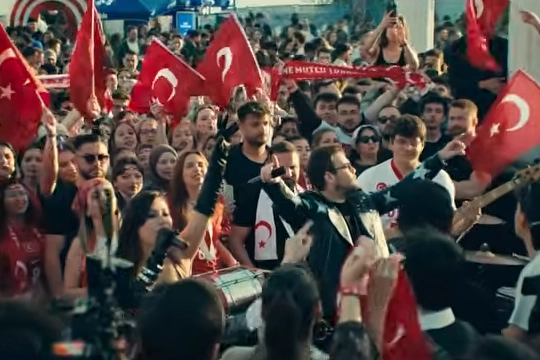 Murat Dalkılıç ve Afra’dan Milli Takıma Dev Marş: "BİR"Yolda! İzle