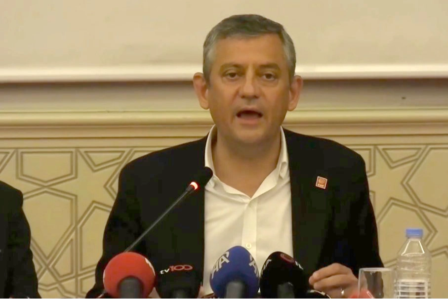 Özgür Özel’den Sırbistan’a Sert Tepki: "Soykırım Suçlularını Yüceltmek Hepimize İnsanlığımızdan Kaybettirir"