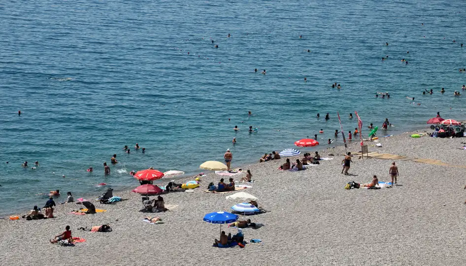 40 derece Antalya'yı boşalttı: Sahiller dolup taştı