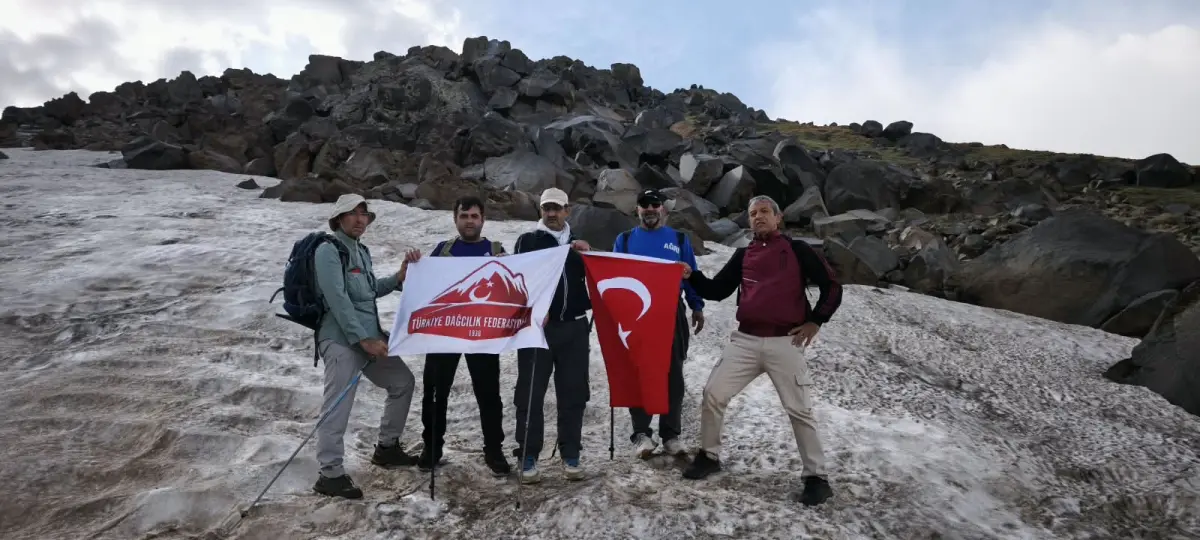 Ağrı'lı Dağcılar '30 Ağustos Zafer bayramı Süphan dağı' tırmanışı yaptı