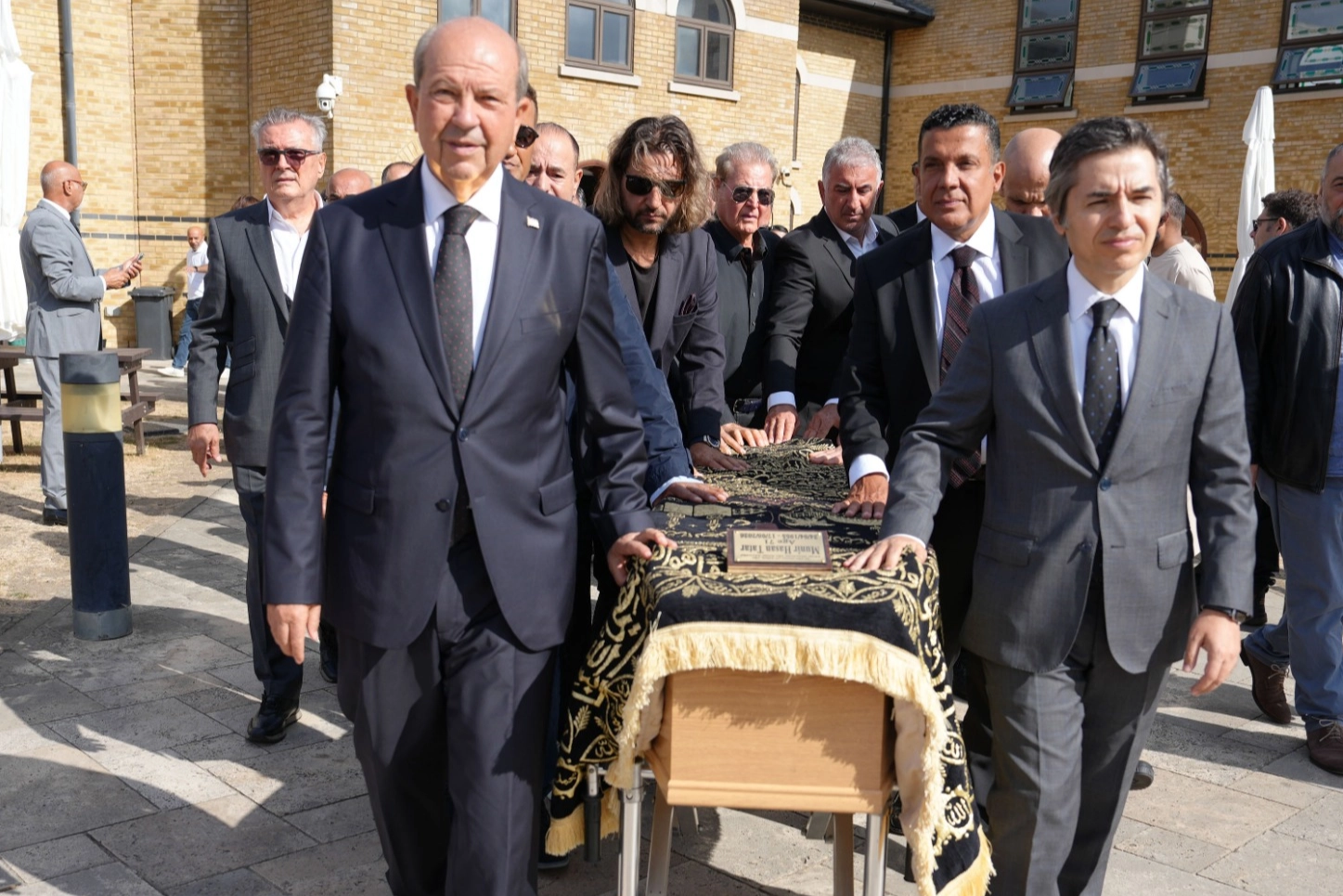 KKTC 5. Cumhurbaşkanı Ersin Tatar, yeğenini Londra'da son yolculuğuna uğurladı