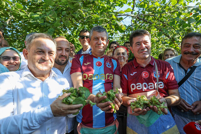 Özgür Özel, Trabzon’da fındık bahçesinde çalışan vatandaşları ziyaret etti