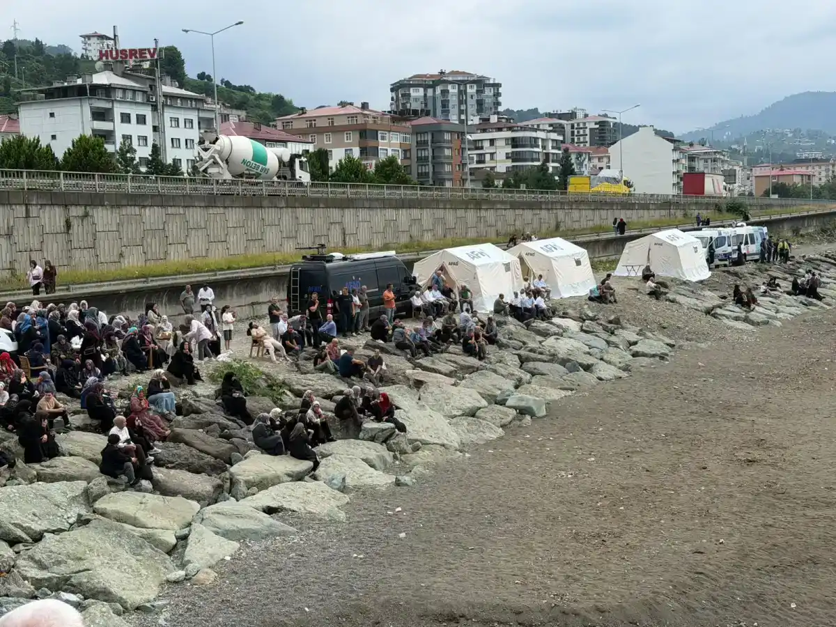 Rize Çayeli'nde denizde kaybolan 10 yaşındaki çocuk için arama çalışmaları sürüyor