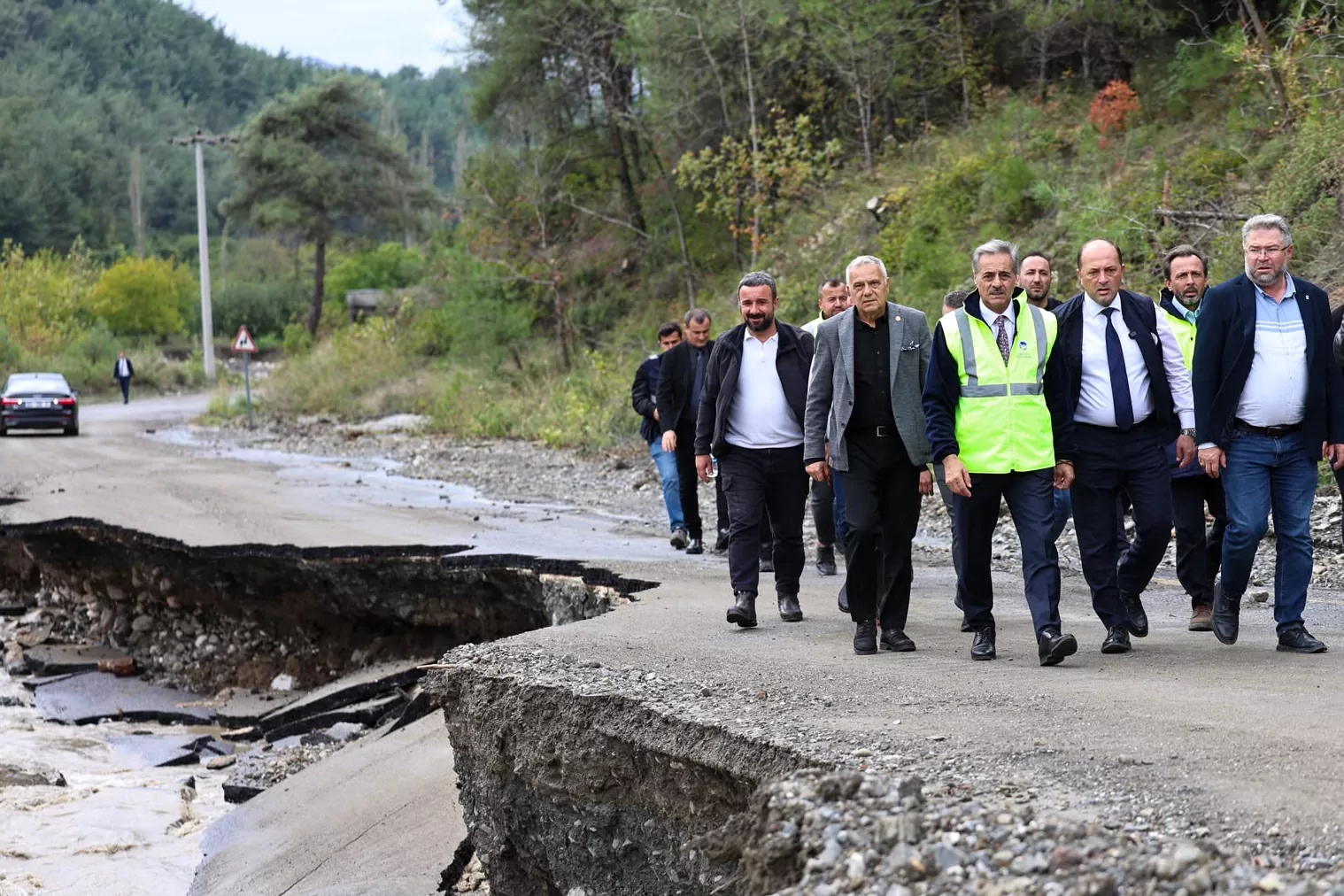 Başkan Alemdar afet mesaisi için Geyve'de... Sel tahribatının izleri siliniyor