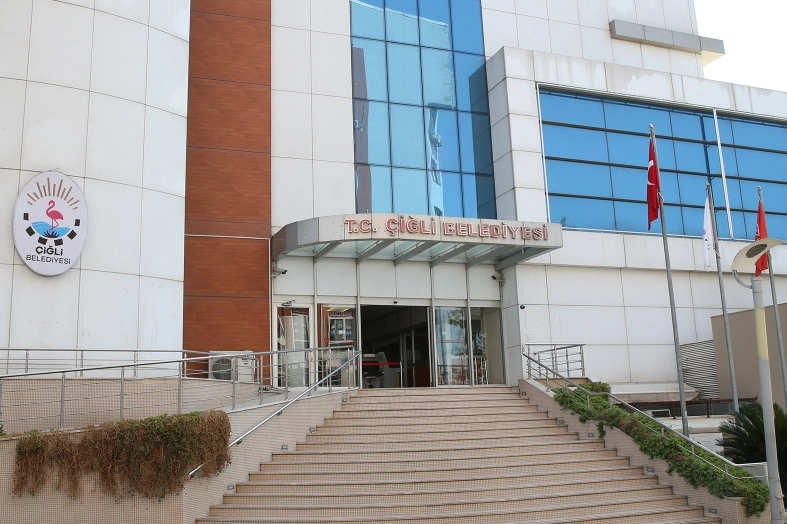 Çiğli'de belediyeden sonra Akvaryum Kafe'ye silahlı saldırı!