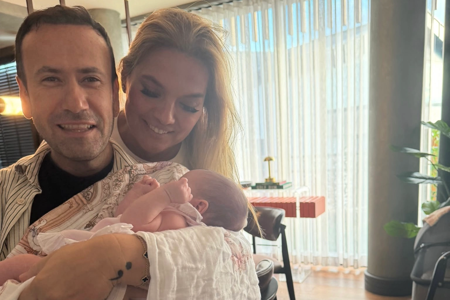 Demet Akalın ve Özgür Aras'tan Mihre bebek ziyareti