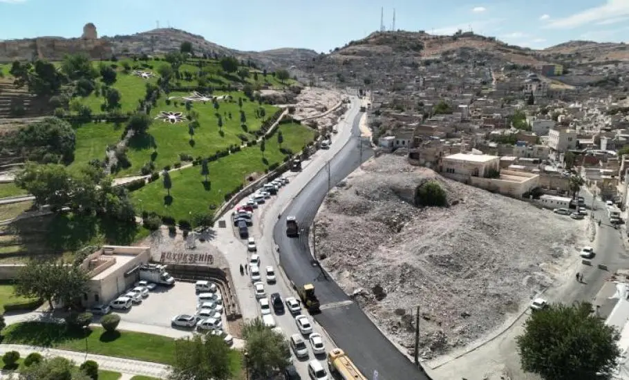 Şanlıurfa'da 'Kültür ve Turizm Yolu'nda sıcak asfalt çalışması başladı