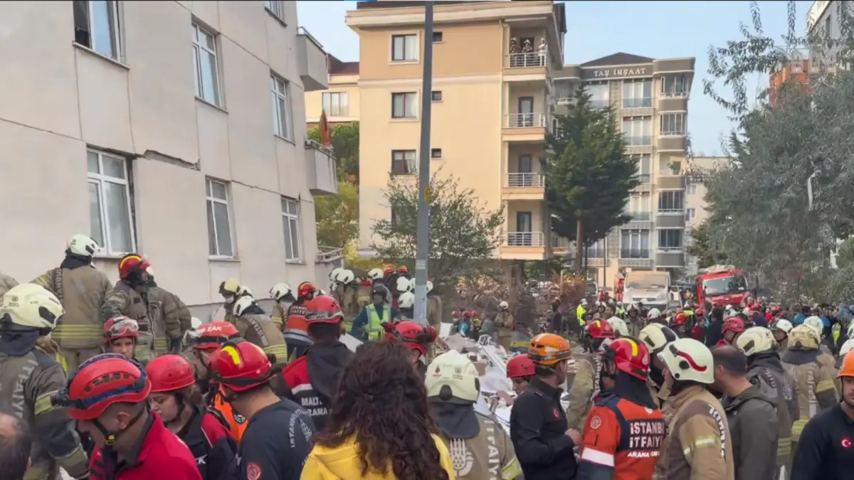 Maltepe'de çöken binadan 10 kişi kurtarıldı, 1 ölü