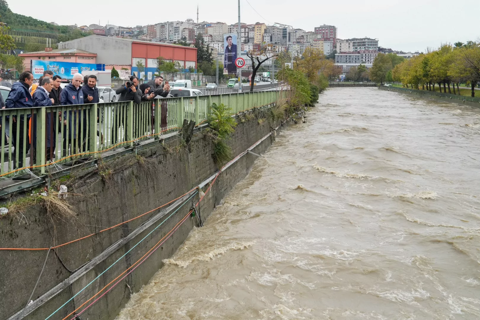 Vali Davut Gül, Kağıthane'de sağanak yağış sonrası incelemelerde bulundu